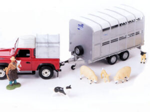 Schäfer mit Jeep- Viehanhänger und Schafen