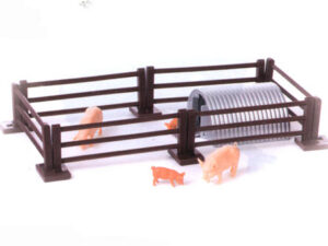 Schweine mit Zaun und Stall