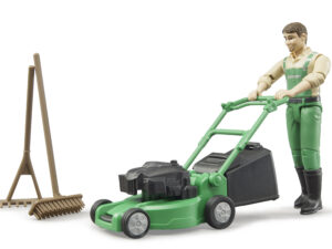 Gärtner mit Rasenmäher und Gartengeräten