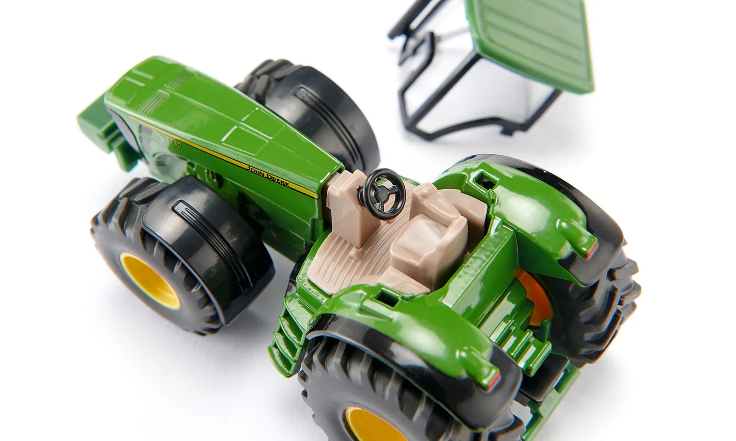 John Deere mit Seitenkipper – Bild 3