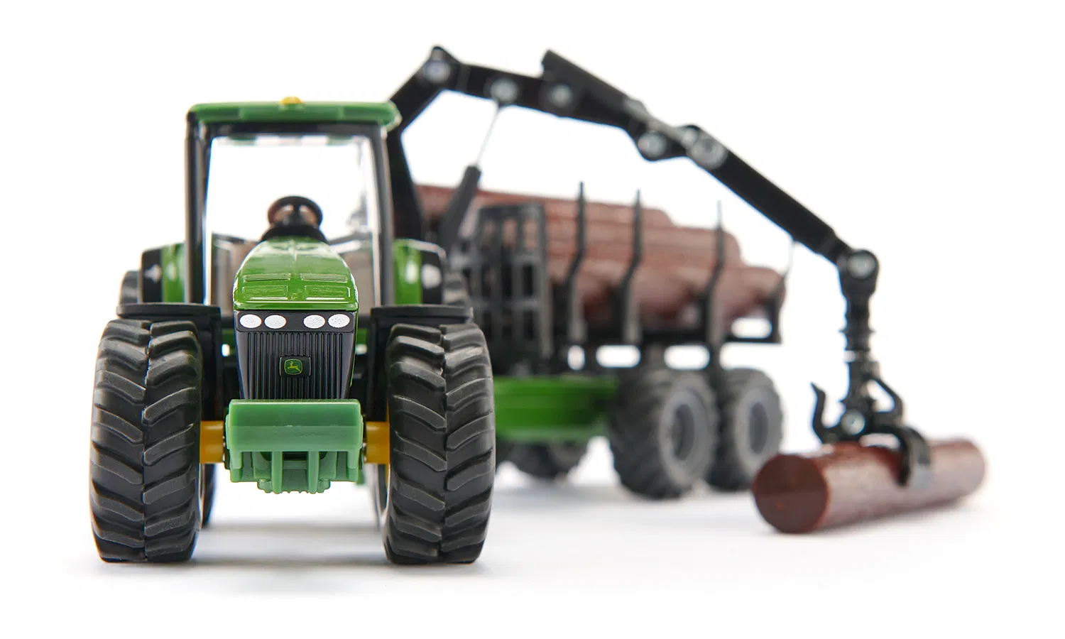 John Deere mit Forstanhänger – Bild 2